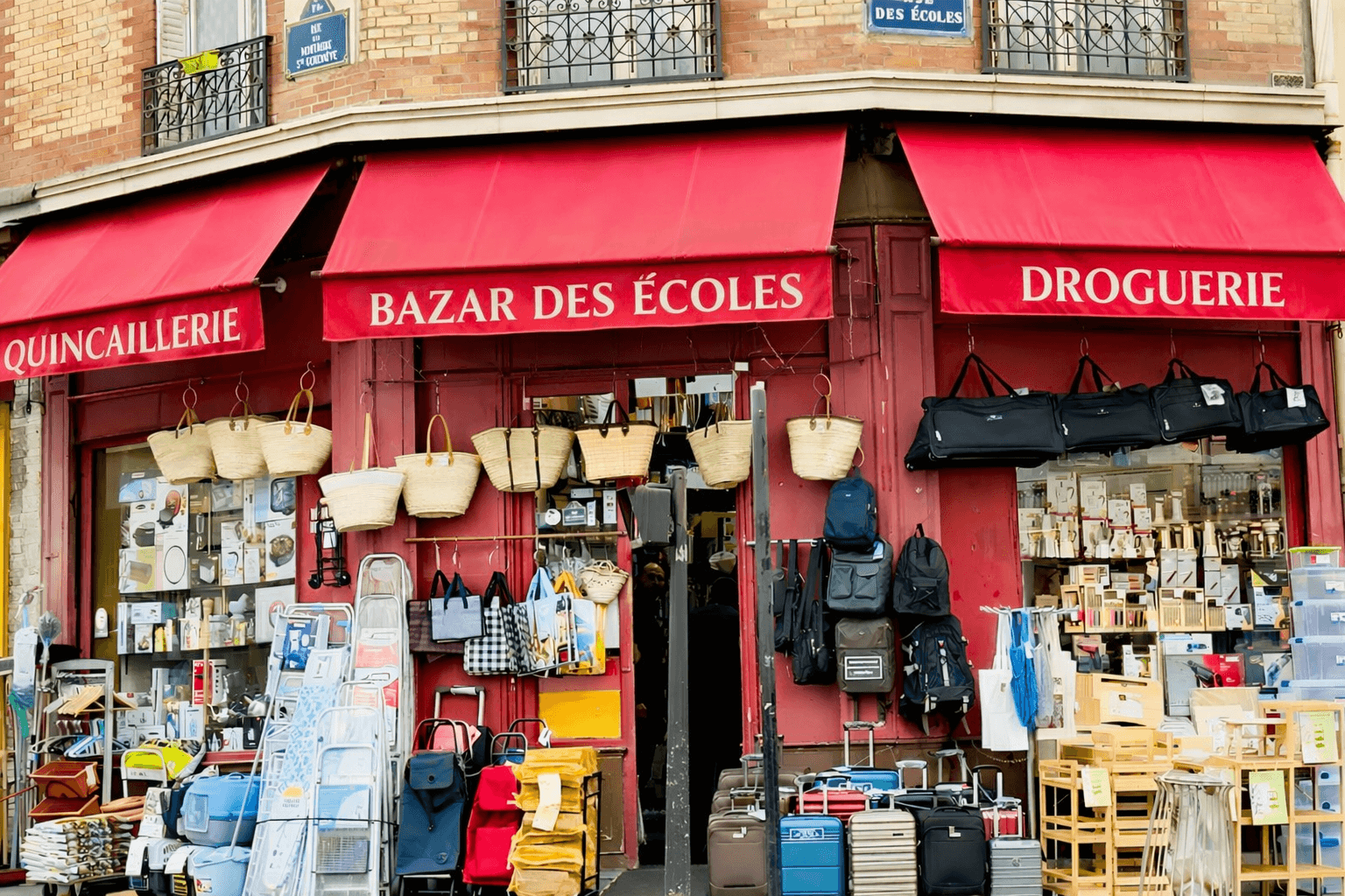 Devanture du magasin Bazar des Écoles, quincaillerie et droguerie